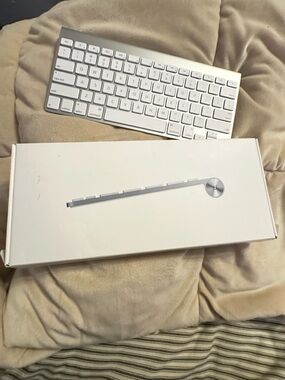 Apple Wireless Keyboard - Silver and White Compact Bluetooth Keyboard